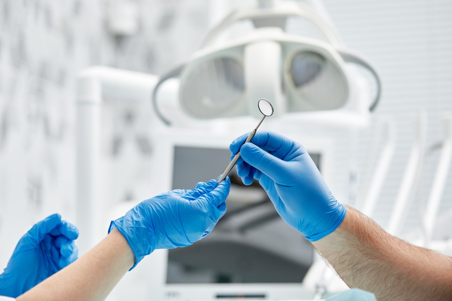 Γιατί η έγκαιρη ενδοδοντική θεραπεία σας γλιτώνει πολύτιμο χρόνο και χρήμα