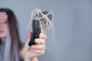 Τριχόπτωση και καθημερινές συνήθειες: τι την επιδεινώνει και τι την βελτιώνει